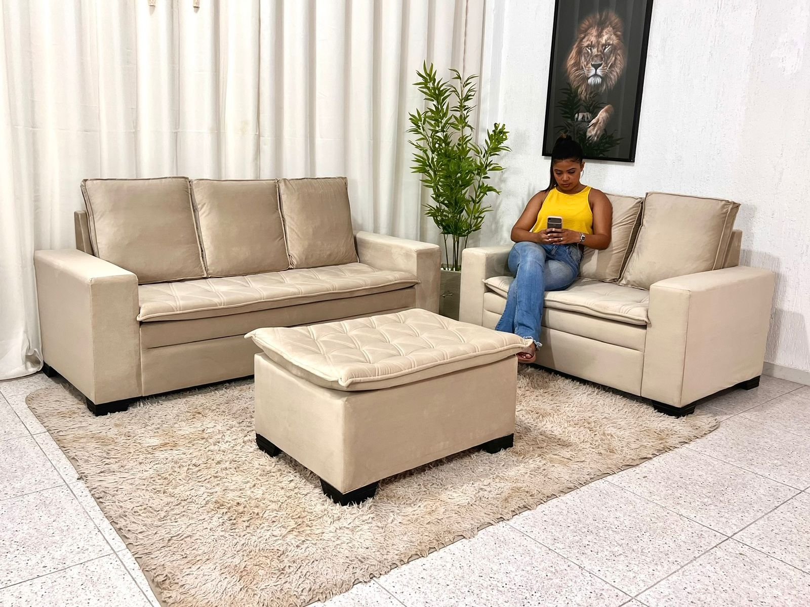 Sofá 3 e 2 lugares França com Puff Veludo Bege A32 Larg. 1.86m