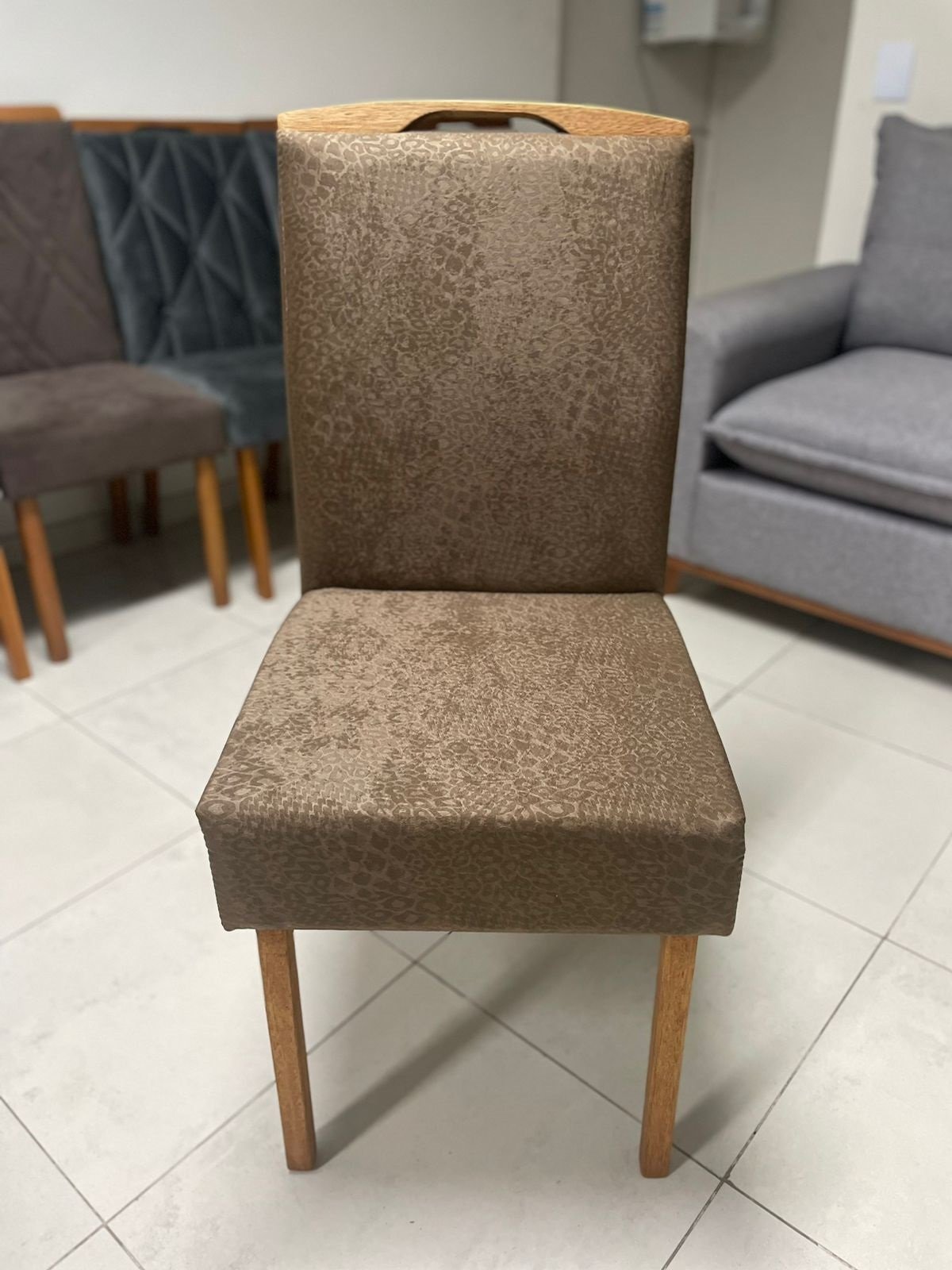 Kit 2 Cadeiras Priscila Imbuia Mel Veludo Marrom 1011 – CARVALHO DECOR - Imagem 3