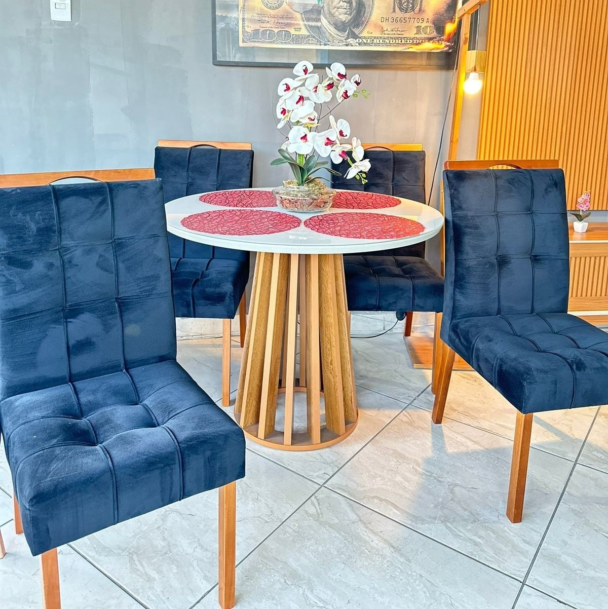 Mesa Redonda Berlim 100 Cinamono/Off White com 4 Cadeiras Sophia Veludo Azul – CEL MÓVEIS + WM DECOR - Imagem 3
