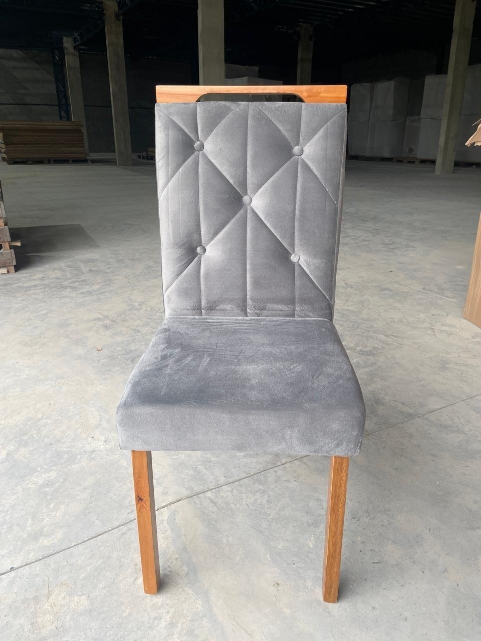 Mesa Alegra 120 Cinamomo com 4 Cadeiras Yasmim Veludo Cinza Grafite – JCM MOVELARIA + KM DECOR - Imagem 2