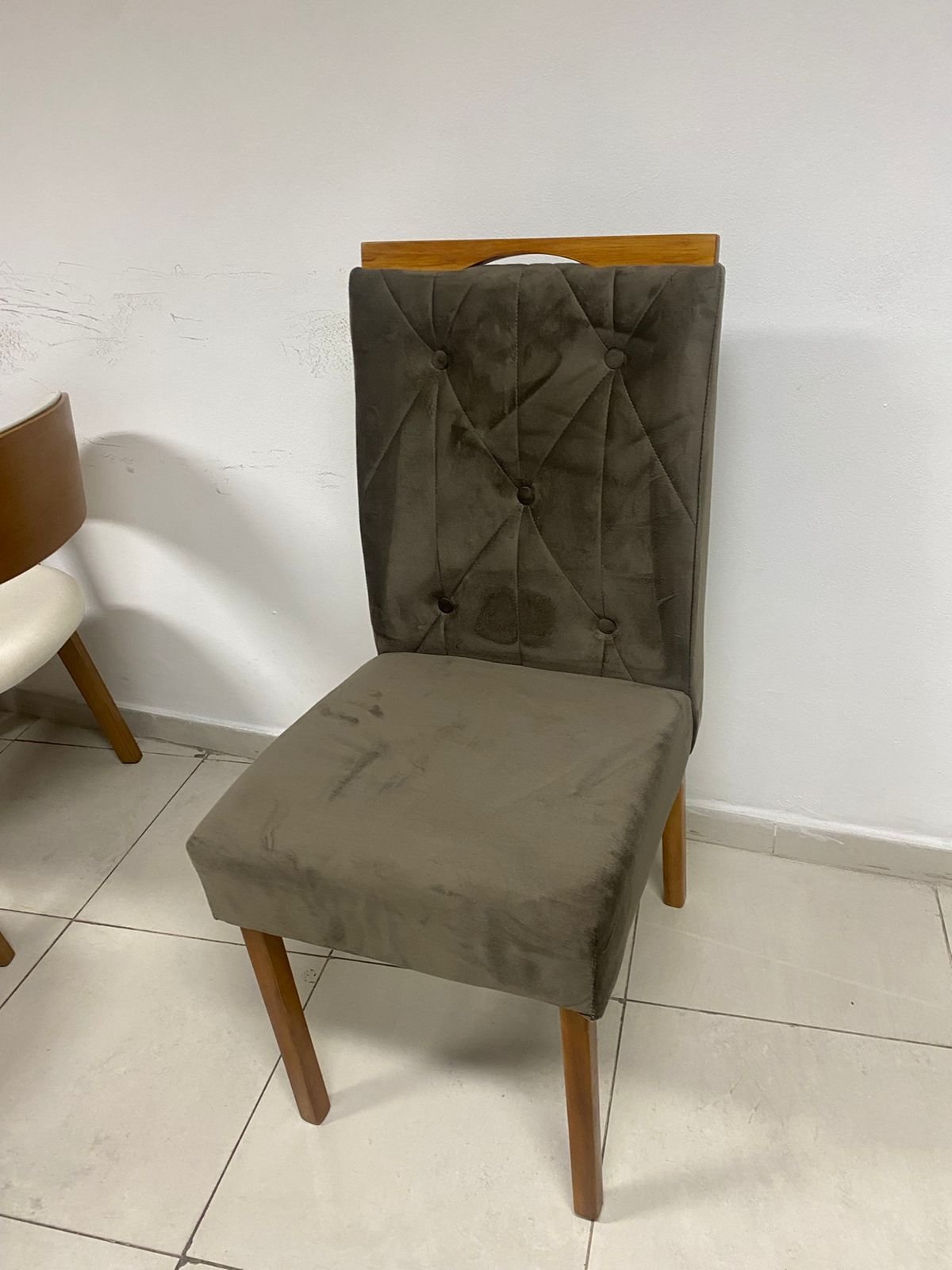 Mesa Ayres 120 Mel/Off White com 4 Cadeiras Yasmim Veludo Marrom – VIEIRA DECOR - Imagem 2