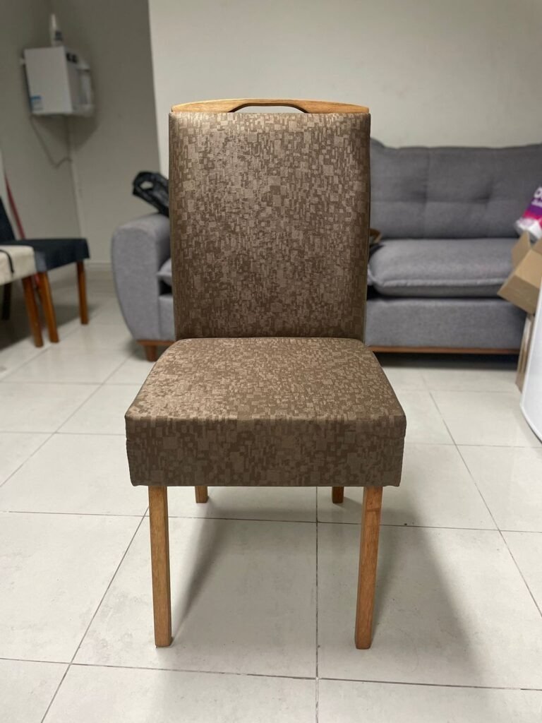 Mesa Sintonia (Tampo Maxi) 120 Amêndoa Clean/Off White + 4 Cadeiras Priscila Veludo Marrom 1015 – LOPAS + AVALON DECOR - Imagem 4