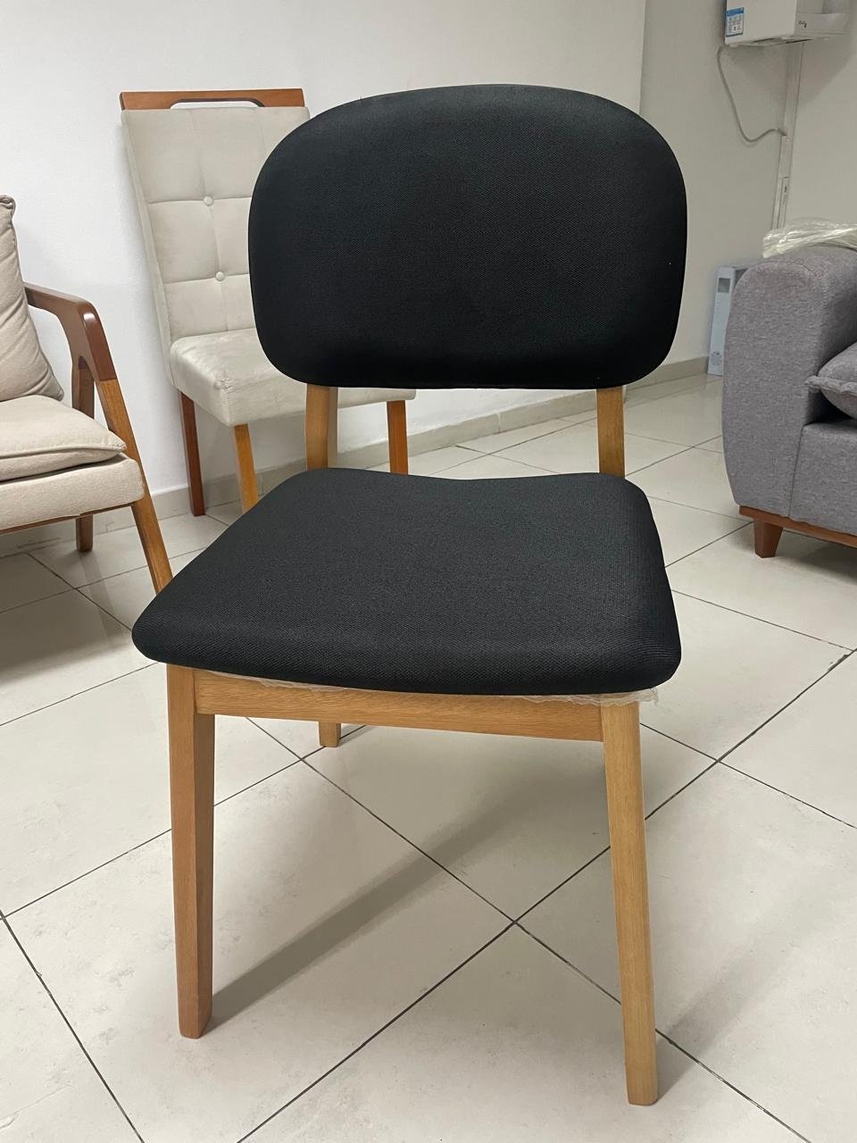 Mesa Redonda Malva 110 Mel com 4 Cadeiras Gaya Mel/Linho Preto 09 - J SILVA MÓVEIS - Imagem 3