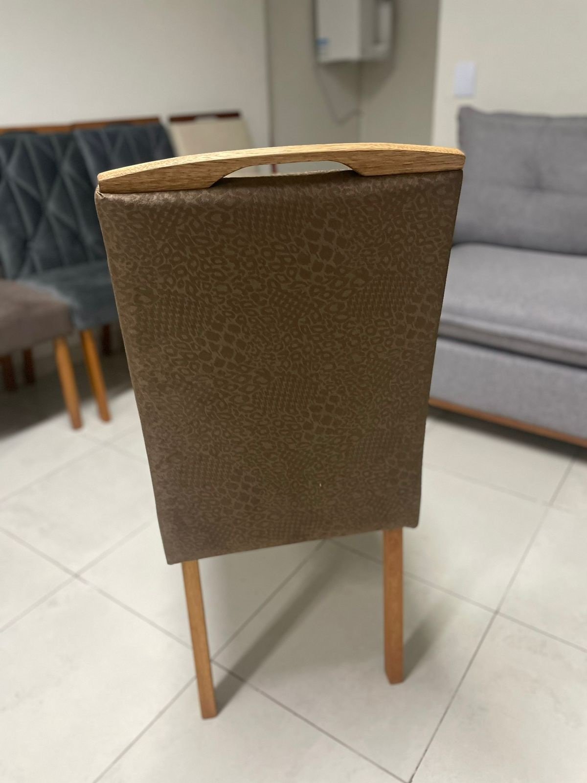 Kit 2 Cadeiras Priscila Imbuia Mel Veludo Marrom 1011 – CARVALHO DECOR - Imagem 5