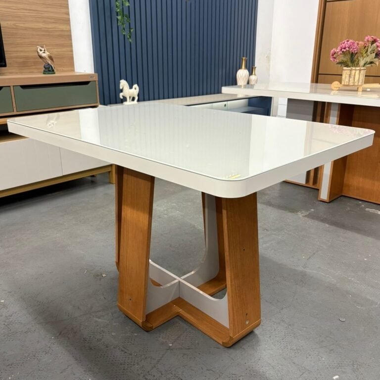 Mesa Sintonia (Tampo Maxi) 120 Amêndoa Clean/Off White com 4 Cadeiras Alasca Linho Bege – LOPAS + HR MOVELARIA - Imagem 3