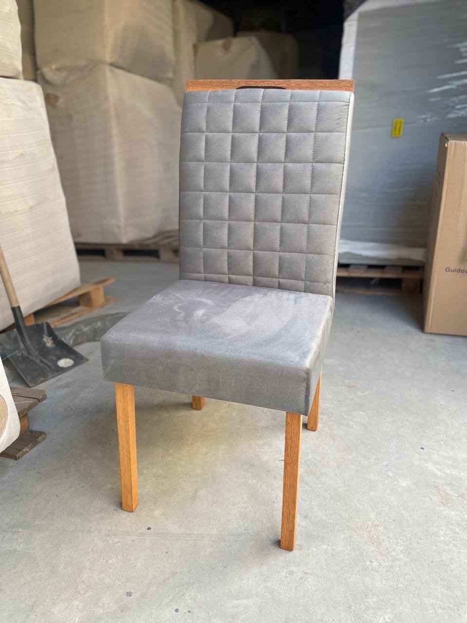 Mesa Pérola 90 Imbuia Mel (Tampo Viena s/vidro) + 4 Cadeiras Pandora 01 Veludo Cinza Grafite 414 – CARVALHO DECOR - Imagem 4