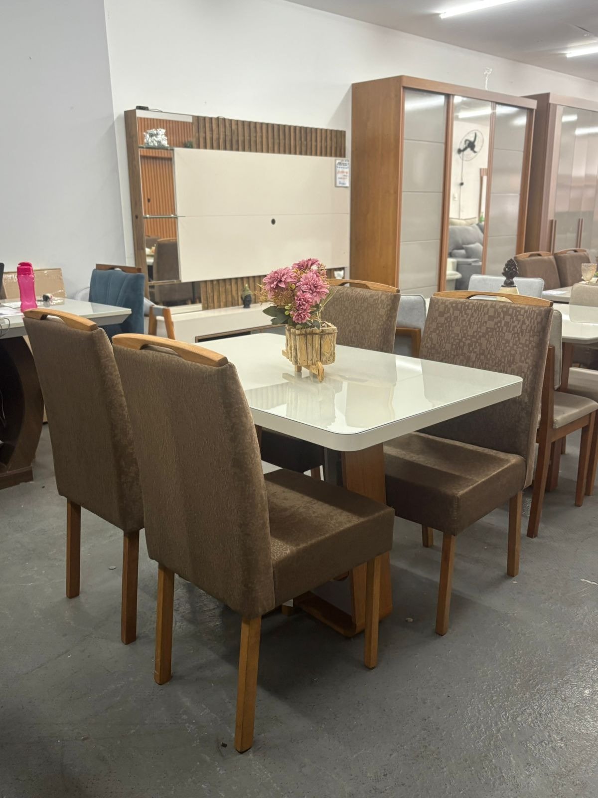 Mesa Sintonia (Tampo Maxi) 120 Amêndoa Clean/Off White + 4 Cadeiras Priscila Veludo Marrom 1015 – LOPAS + AVALON DECOR - Imagem 2