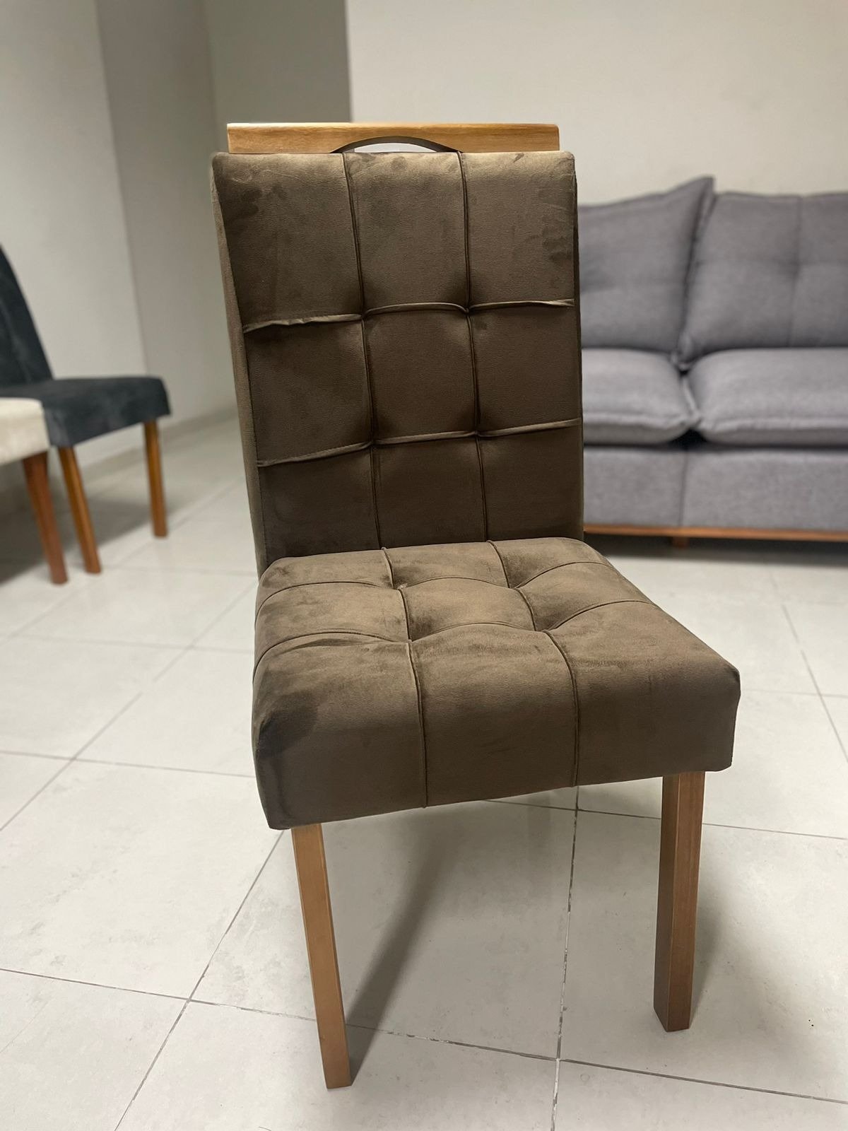 Mesa Atlas Mel/Off White Canto Copo 160×80 com 6 Cadeiras Sophia Veludo Marrom – ART ASSENTOS + WM DECOR - Imagem 2