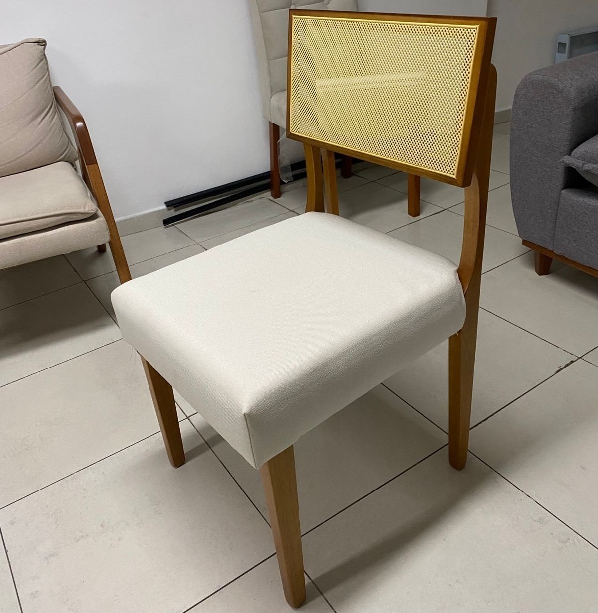 Mesa Redonda Malva 110 Mel com 4 Cadeiras Grécia Mel/Linho Bege – J SILVA MÓVEIS + HR MOVELARIA - Imagem 2