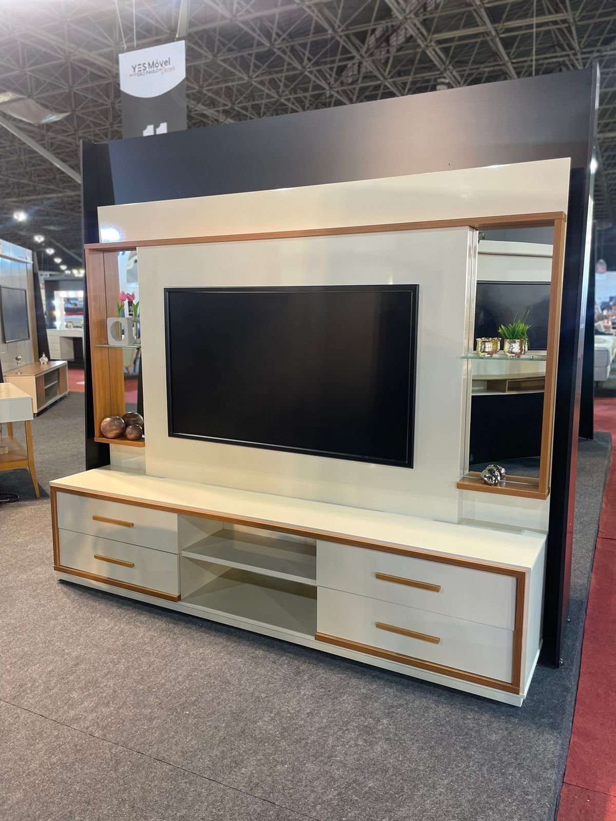 Home Theater até 75” Leni Off White/Cedro Natural - EDN MÓVEIS - Imagem 3