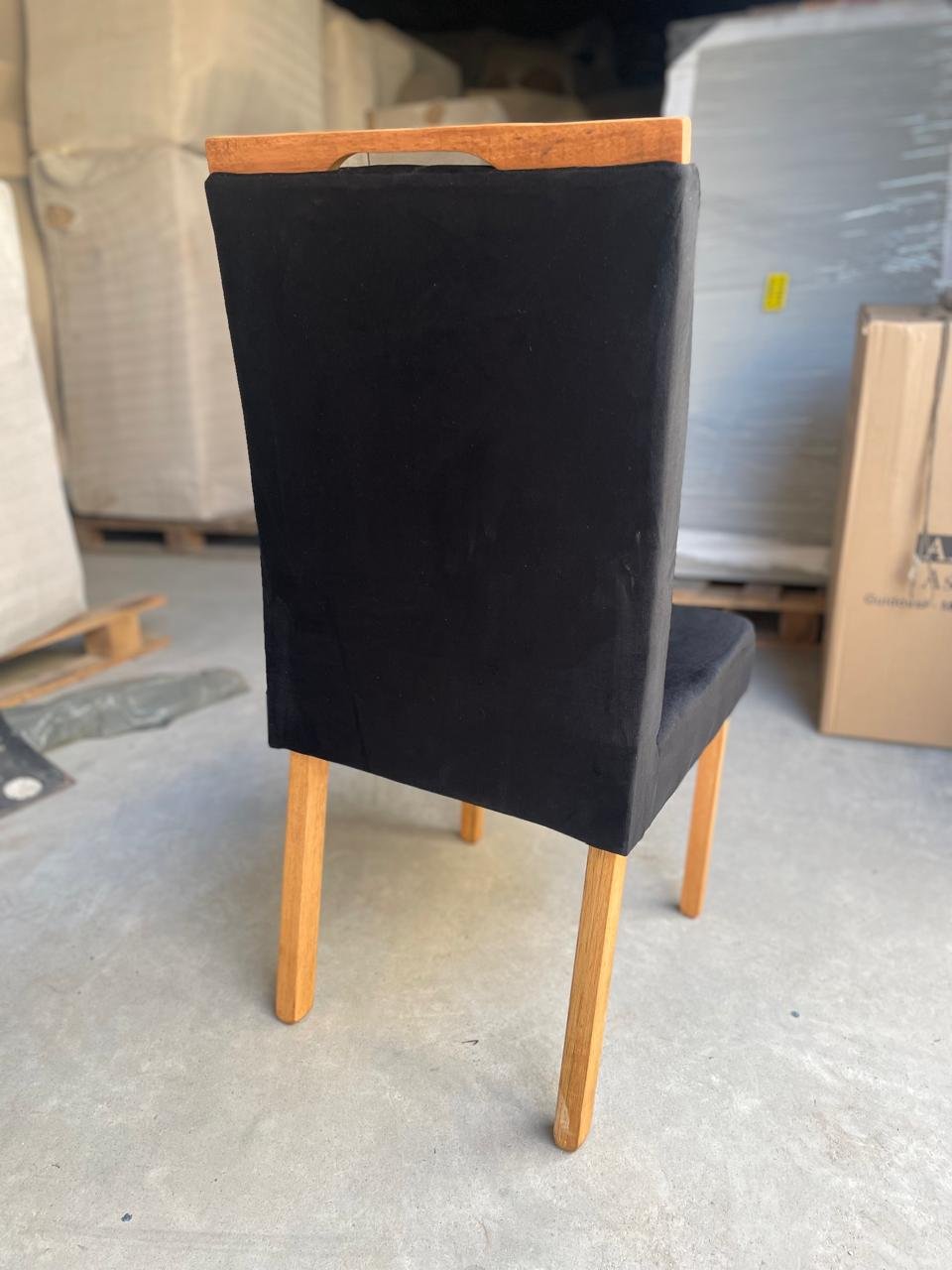 Mesa Pérola 120 Imbuia Mel (Tampo Viena s/vidro) + 4 Cadeiras Pandora 01 Veludo Preto 38 – CARVALHO DECOR - Imagem 5