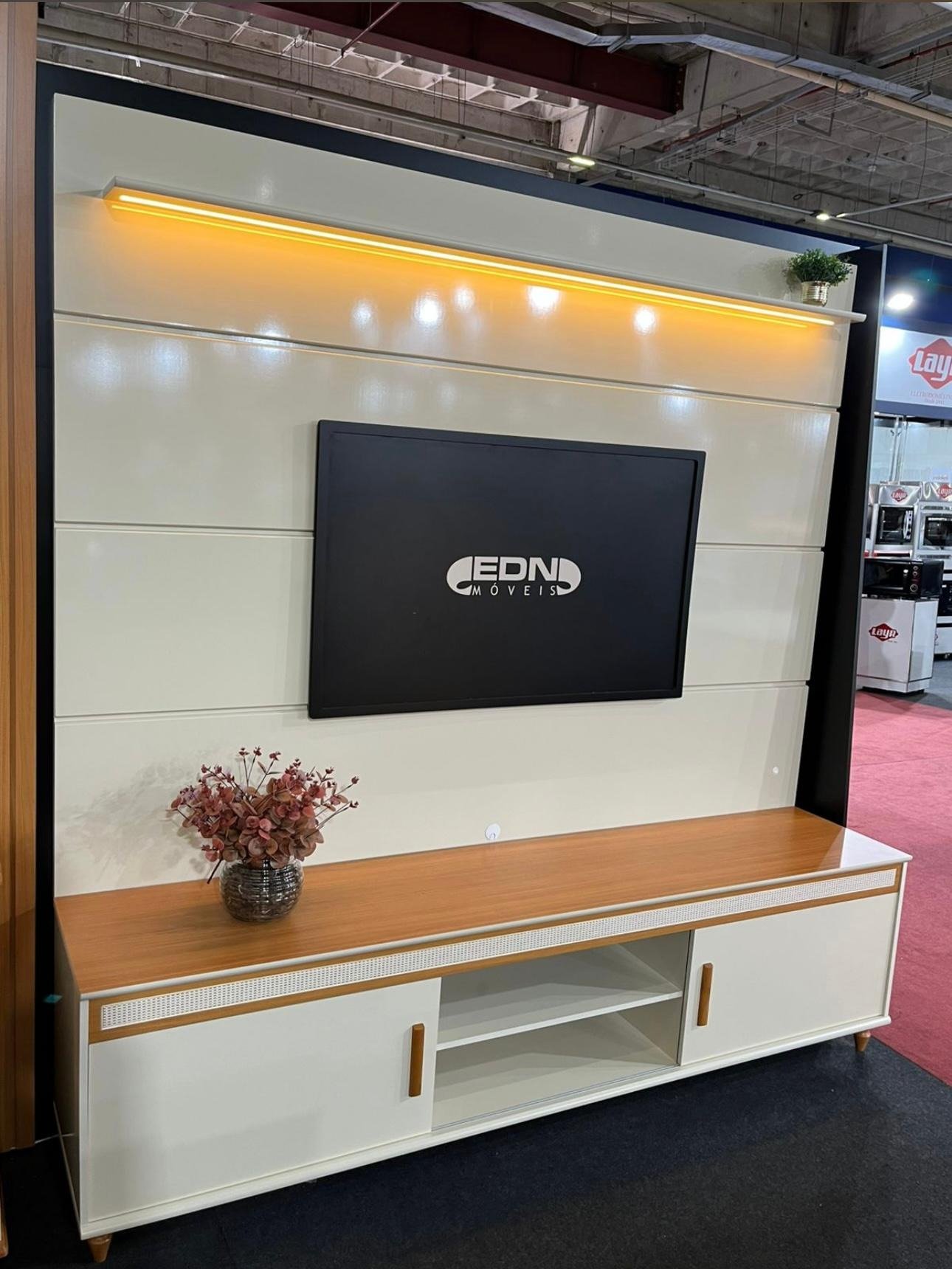 Painel até 75" Bliss + Rack Comodoro 1.8 Off White/Cedro - EDN MÓVEIS - Imagem 3
