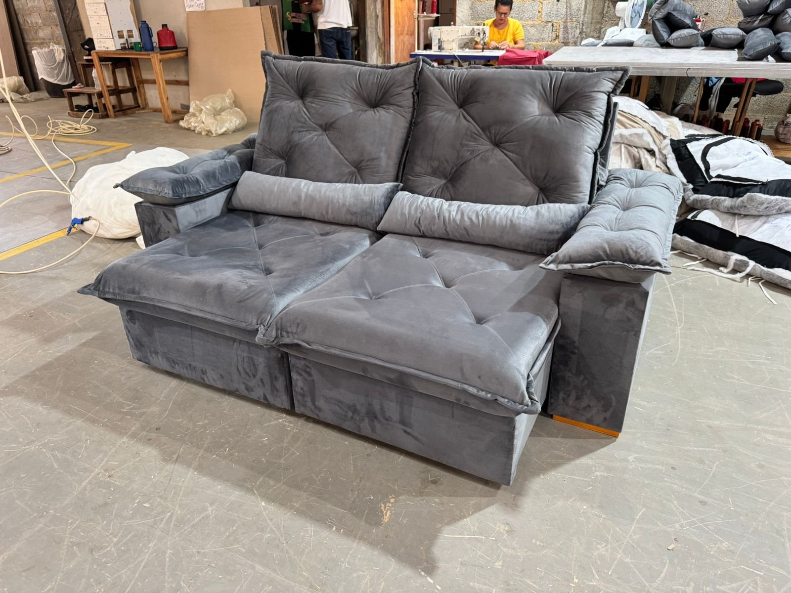 Sofá Retrátil e Reclinável Porto Madero/Brasão 2,00 m Veludo Cinza Grafite - IMPERIAL DECOR - Imagem 2