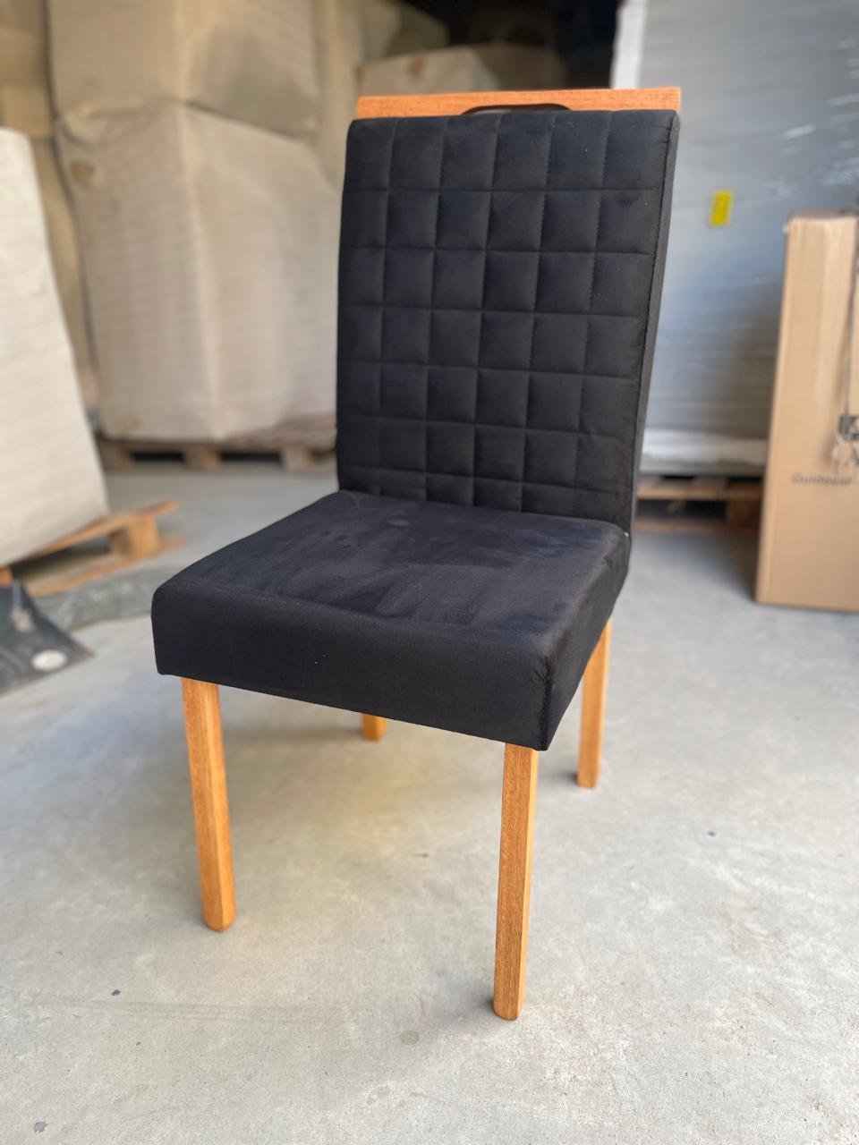 Mesa Pérola 120 Imbuia Mel (Tampo Viena s/vidro) + 4 Cadeiras Pandora 01 Veludo Preto 38 – CARVALHO DECOR - Imagem 4