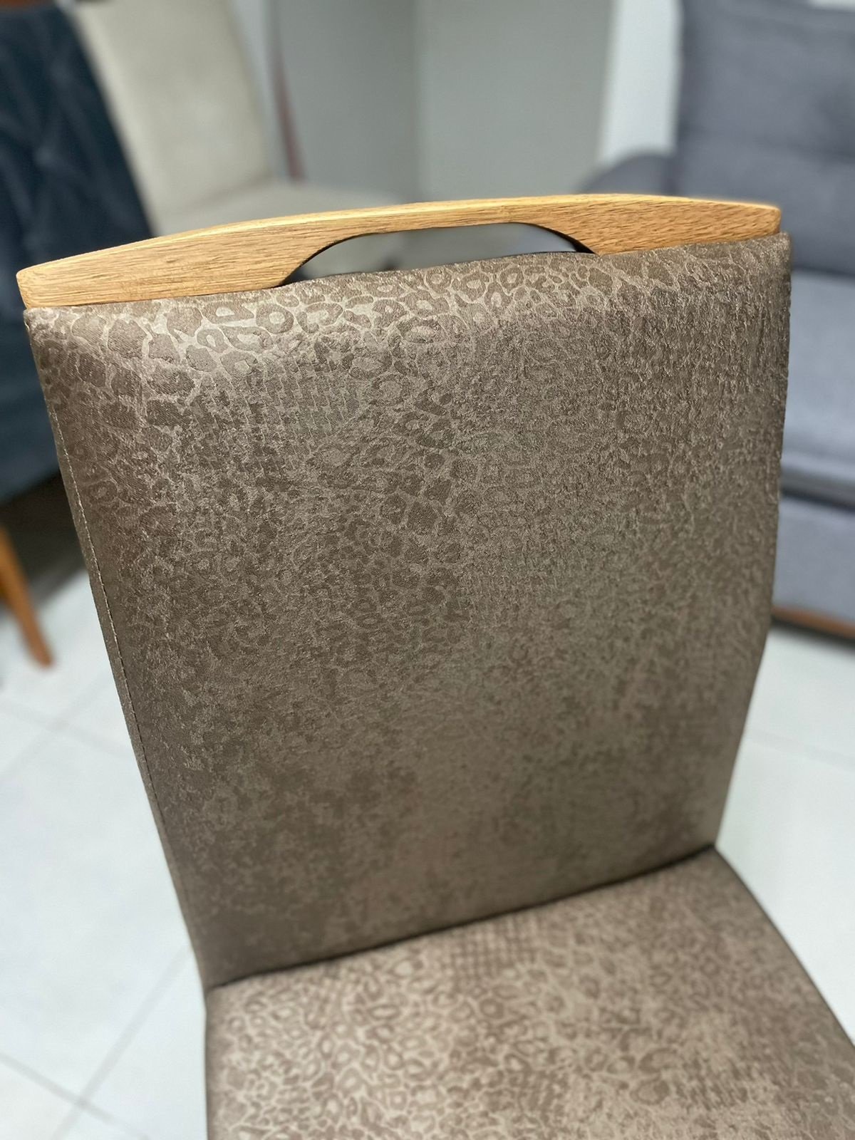 Kit 2 Cadeiras Priscila Imbuia Mel Veludo Marrom 1011 – CARVALHO DECOR - Imagem 4